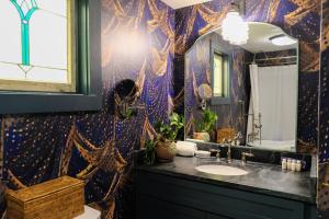 un baño con lavabo y espejo en The Menagerie, en Fredericksburg 110 fotos más