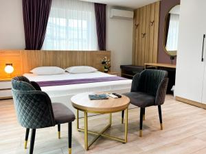 Postel nebo postele na pokoji v ubytování Jata Crown Hotel + 37 fotografií