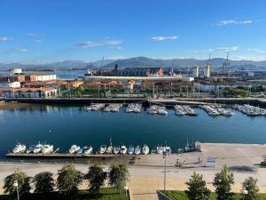 a harbor filled with lots of boats in the water at Ático en Santander Barrio Pesquero in Santander