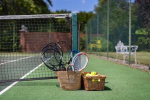 Tenis dan/atau kemudahan skuasy di Merry Lakes - Luxury Lakeside Escape with Pool - Just 30 Minutes from London atau berdekatan