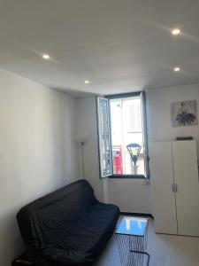 ein Wohnzimmer mit einer Couch und einem Fenster in der Unterkunft Azurian stay in Vallauris