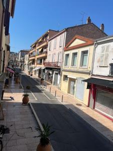 eine leere Stadtstraße mit Gebäuden und Pflanzen darauf in der Unterkunft Azurian stay in Vallauris