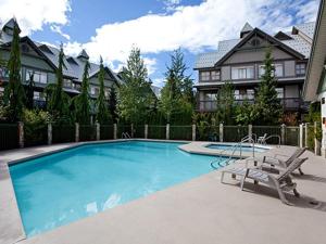 Bazén v ubytování Northstar 51 by Outpost Whistler nebo v jeho okolí