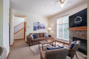 Posezení v ubytování Northstar 51 by Outpost Whistler