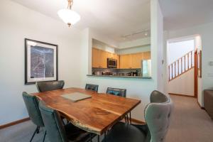 Kuchyň nebo kuchyňský kout v ubytování Northstar 51 by Outpost Whistler