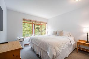 Postel nebo postele na pokoji v ubytování Northstar 51 by Outpost Whistler + 30 fotografií