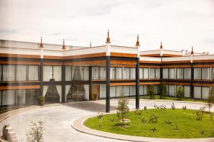 an office building with a park in front of it at Hotel La Finca por Zotoluca in Apan