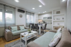 a living room with a couch and a table at Apartman Vukota Pirot in Pirot