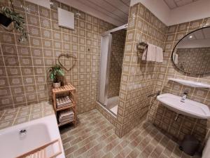 A bathroom at Appartement Kollingwald Még 22 kép