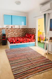 Posezení v ubytování Wavesong Whispers flat where you can enjoy seaview with the best price