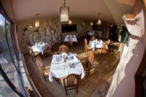 Reštaurácia alebo iné gastronomické zariadenie v ubytovaní Hotel Kruk