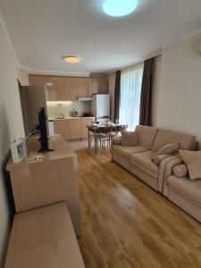 una sala de estar con un sofá y una mesa en Messembria Palace, en Sunny Beach