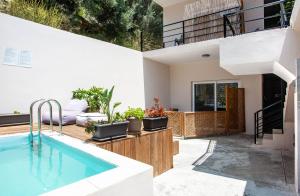 a swimming pool in the backyard of a house at AZOGIRE Resort in Azoyirés