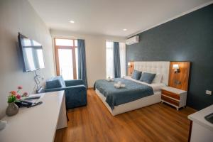 una stanza d'albergo con un letto e una sedia di The Fresh Wave hotel a Batumi