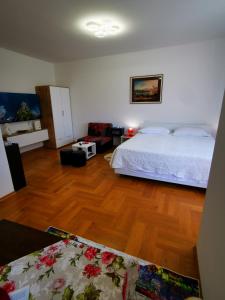 Postel nebo postele na pokoji v ubytování Apartments Mara Cres
