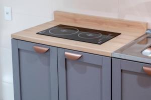 Η κουζίνα ή μικρή κουζίνα στο Gleba com ar-condicionado na sala e quarto, sacada e piscina +21 φωτογραφίες