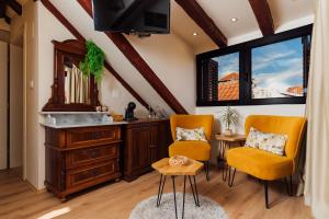 Televízia a/alebo spoločenská miestnosť v ubytovaní Old town Villa TROGIR STARS with free parking