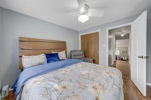 Villa ParkにあるPet Friendly Near Airport 25Mi to Downtown CHIの大きなベッドと椅子のある寝室