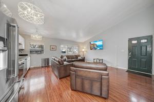 Villa ParkにあるPet Friendly Near Airport 25Mi to Downtown CHIの広いリビングルーム(ソファ付)、キッチンが備わります。
