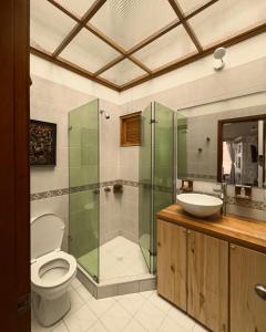 een badkamer met toilet, douche en wastafel bij Cabaña en el casco urbano de Subachoque in Subachoque +25 foto's