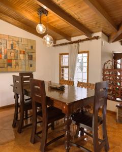 een eetkamer met een houten tafel en stoelen bij Cabaña en el casco urbano de Subachoque in Subachoque