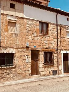 - un vieux bâtiment en pierre avec des fenêtres encastrées dans l'établissement Villa Alicia-Casa Rural,  31 autres photos