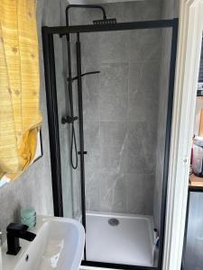 泰丁敦Studio apt with private parking的带淋浴和白色盥洗盆的浴室