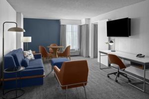 TV a/nebo společenská místnost v ubytování Courtyard by Marriott Atlanta Buckhead