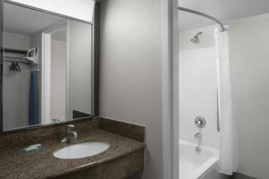 Koupelna v ubytování Courtyard by Marriott Atlanta Buckhead