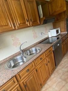 Kuchyň nebo kuchyňský kout v ubytování Amplio piso con garaje en Boiro