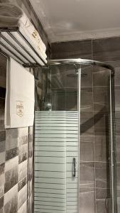 eine Dusche mit Glastür im Badezimmer in der Unterkunft Empire M in Kinshasa + 56 Fotos