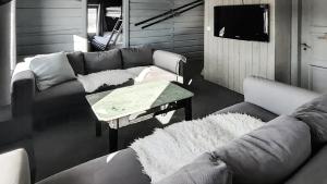 Χώρος καθιστικού στο Simple Cabin Life In This Nature Cabin