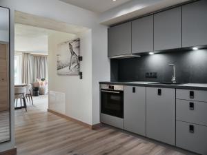 Kuchyň nebo kuchyňský kout v ubytování Hotel Garni Pinzgau, Fabian Hüttl