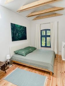 una camera da letto con un letto e una finestra di Charmning Cottage At The Edge Of The Uckermark a Grambow Altre 30 foto