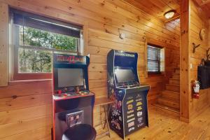 Dos máquinas de videojuegos en una cabaña de madera en Hatcher's Haven, en Sevierville