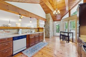 cocina grande con armarios de madera y mesa de comedor en Hatcher's Haven, en Sevierville