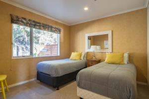 Rúm í herbergi á Romantic Piha