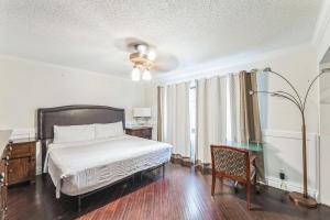 a bedroom with a bed and a desk and a lamp at NEW Pool Home with King Bed Mins to Hospital and Beach in Fort Lauderdale