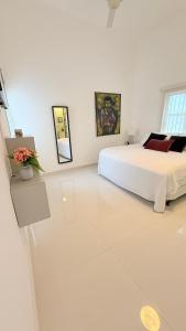 Postel nebo postele na pokoji v ubytování Soho Loft Residence second floor