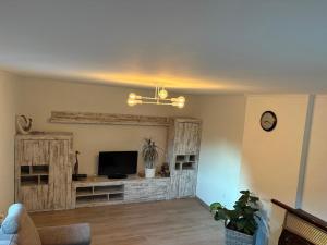 Ganze Haus & Sonnenhang的电视和/或娱乐中心