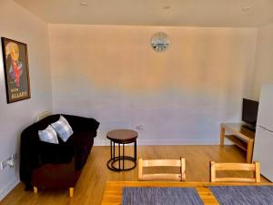 Χώρος καθιστικού στο Charming Cambridge Apartment Retreat