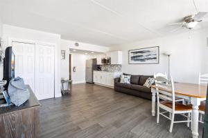 una sala de estar con una mesa y un sofá en 6201 Ocean Ave, Unit 302 - The Nassau Inn, en Wildwood