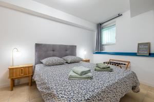 een slaapkamer met een bed met een tafel en een raam bij Séjour charmant à L'Écrin du Lez in Castelnau-le-Lez
