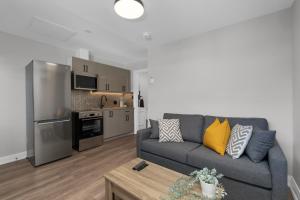 un soggiorno con divano e cucina di Adrian's Suites 1bedroom Junior Suite a Wasaga Beach
