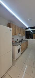 a kitchen with a stove and a washer and dryer at Precioso apartamento en el marjane in Tetouan