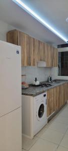 a kitchen with a washing machine and a washer at Precioso apartamento en el marjane in Tetouan