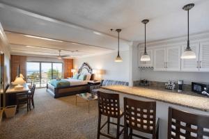 a kitchen and living room with a bed in a room at Pacific Terrace Hotel in San Diego