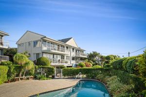 Una casa grande con piscina delante de ella. en 10-60 Peregian Esplanade Peregian Beach, en Peregian Beach