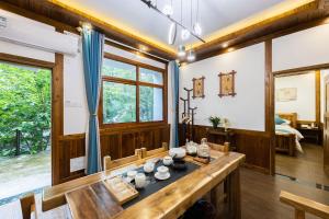 Un lugar para sentarse en Zhangjiajie Xiongfeng Art Park Forest Appointment Bed and Breakfast