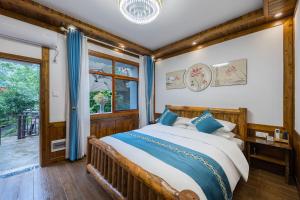 Una cama o camas en una habitación de Zhangjiajie Xiongfeng Art Park Forest Appointment Bed and Breakfast
